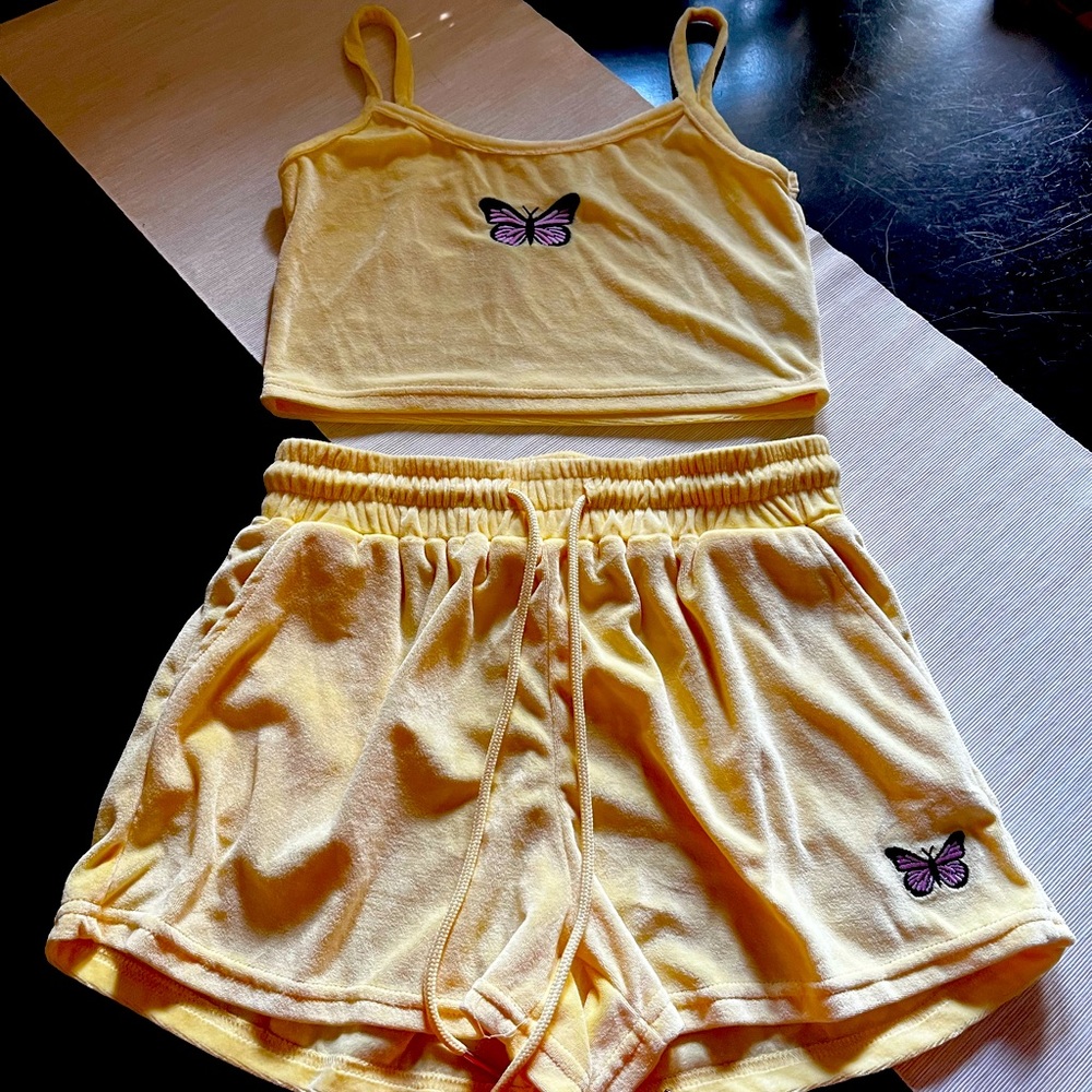 Yellow Shein 2 piece jammies with pockets Sz L